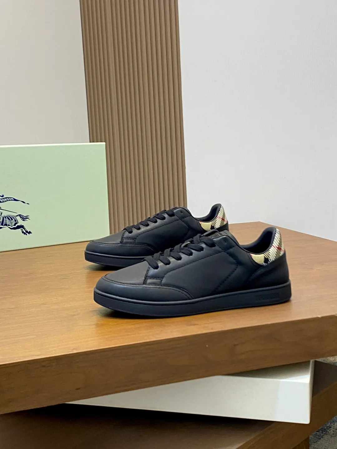 Men's men's shoes 💰400【New style】⛺️⛺️𝐁𝐔𝐑𝐁𝐄𝐑𝐑𝐘# Burberry's new war horse plaid casual sneakers, new terrace casual sneakers·Burberry's classic elements, super comfortable shoes··Knight blue anti-slip soles Finally I saw the latest diagonal plaid sneakers, the color is really nice and can be worn with any kind of sneakers. The sneakers are made of cotton blended fabric. Crafted in an Italian workshop, it features a worsted Burberry check pattern. Featuring a mesh lining and checkered laces, the rubber sole features the archive Burberry monogram. From Burberry's iconic collection, these wardrobe staples are interpreted with the brand's signature style. The round toe is embellished with the Equestrian Knight logo (EKD) label on the tongue. The leather insole is embellished with the Burberry letter logo on the sole. Size: 38-44 (customized for 45 and 46)